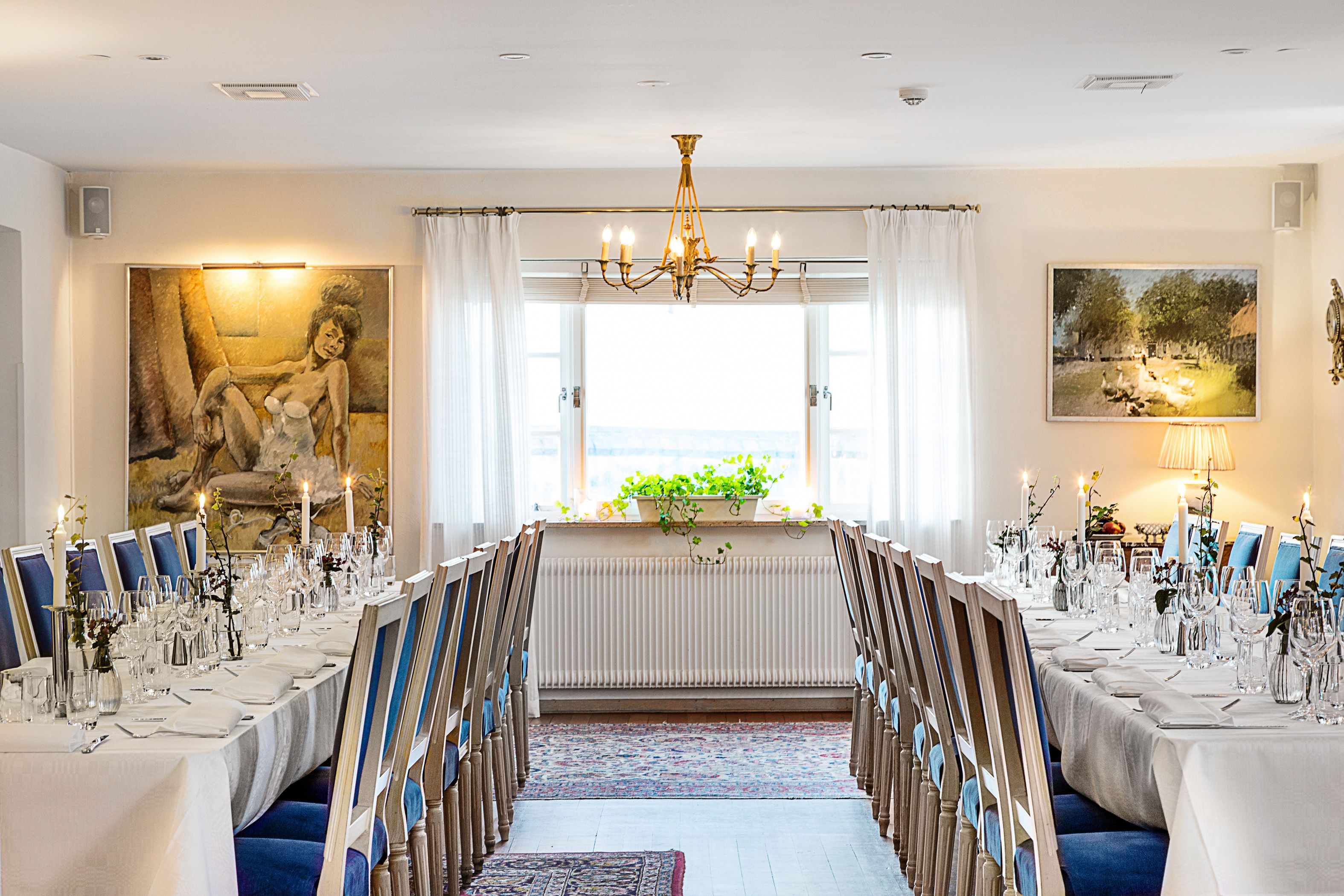 lunch and dinner served, international cuisine