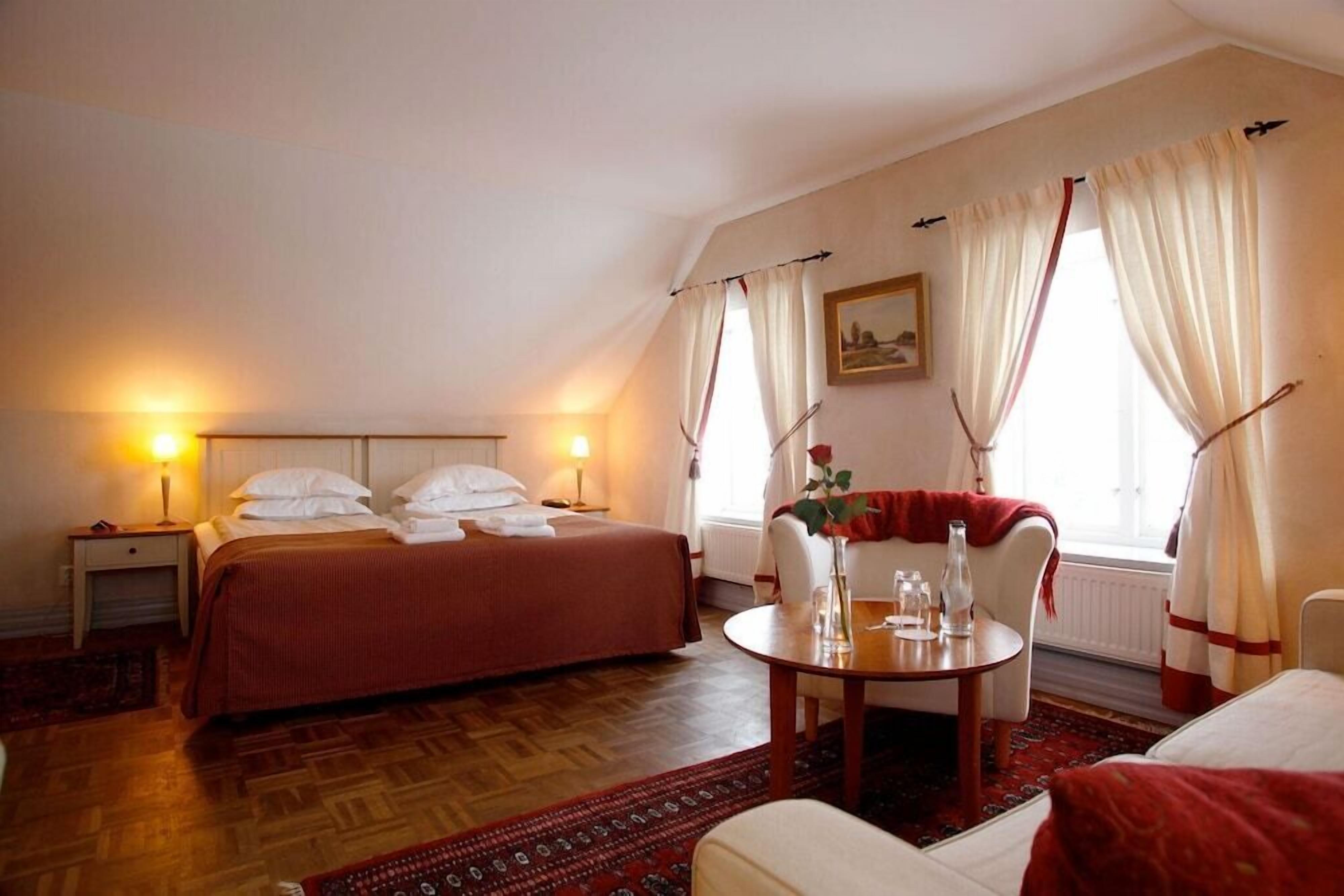 In-room safe, desk, iron/ironing board, free WiFi