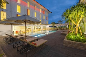 Outdoor pool - HARRIS Hotel & Conventions Denpasar Bali (Denpasar)