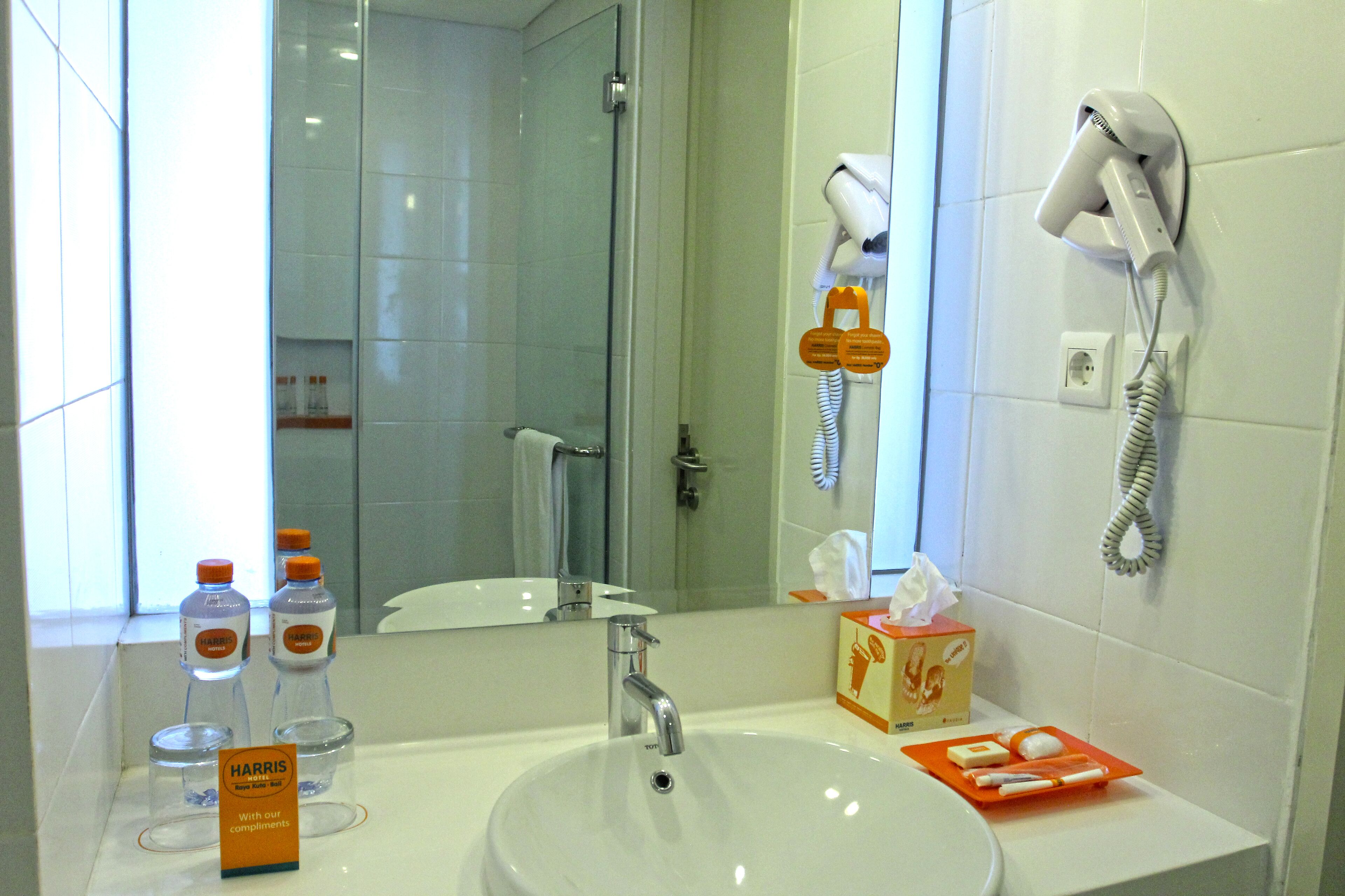 harris deluxe | bathroom | shower, free toiletries, hair dryer, slippers