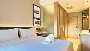 HARRIS Room | Minibar, két bảo mật tại phòng, bàn 