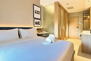 HARRIS Room | In-room safe, desk, laptop workspace, blackout drapes - HARRIS Hotel & Conventions Denpasar Bali (Denpasar)