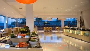 Phục vụ bữa sáng, bữa trưa và bữa tối 