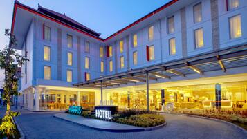 Vista frontal de la propiedad por la tarde o noche