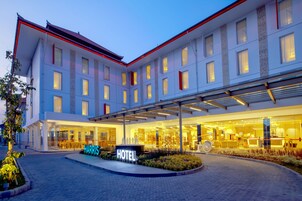 Bagian depan properti - sore/malam