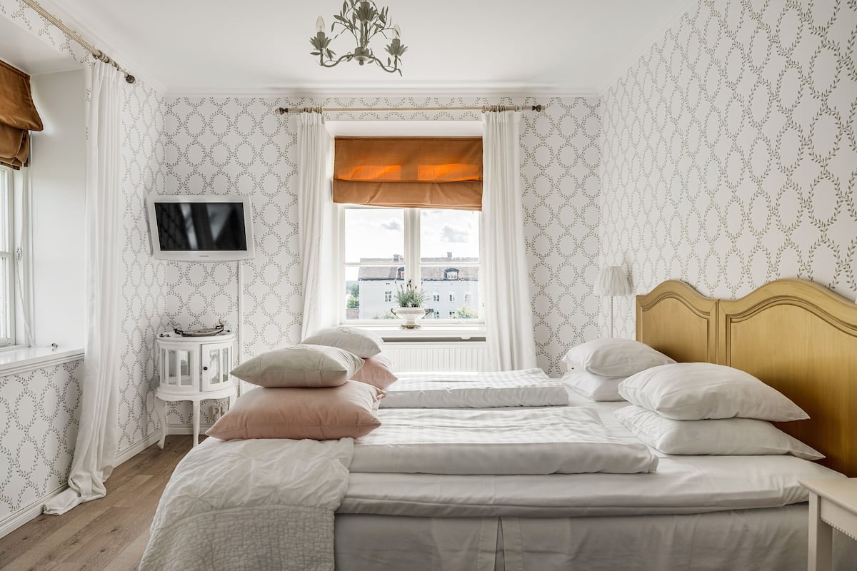 suite | desk, rollaway beds, free wifi