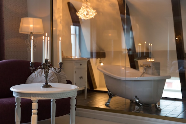 Suite | Bathroom | Shower, free toiletries, hair dryer, towels