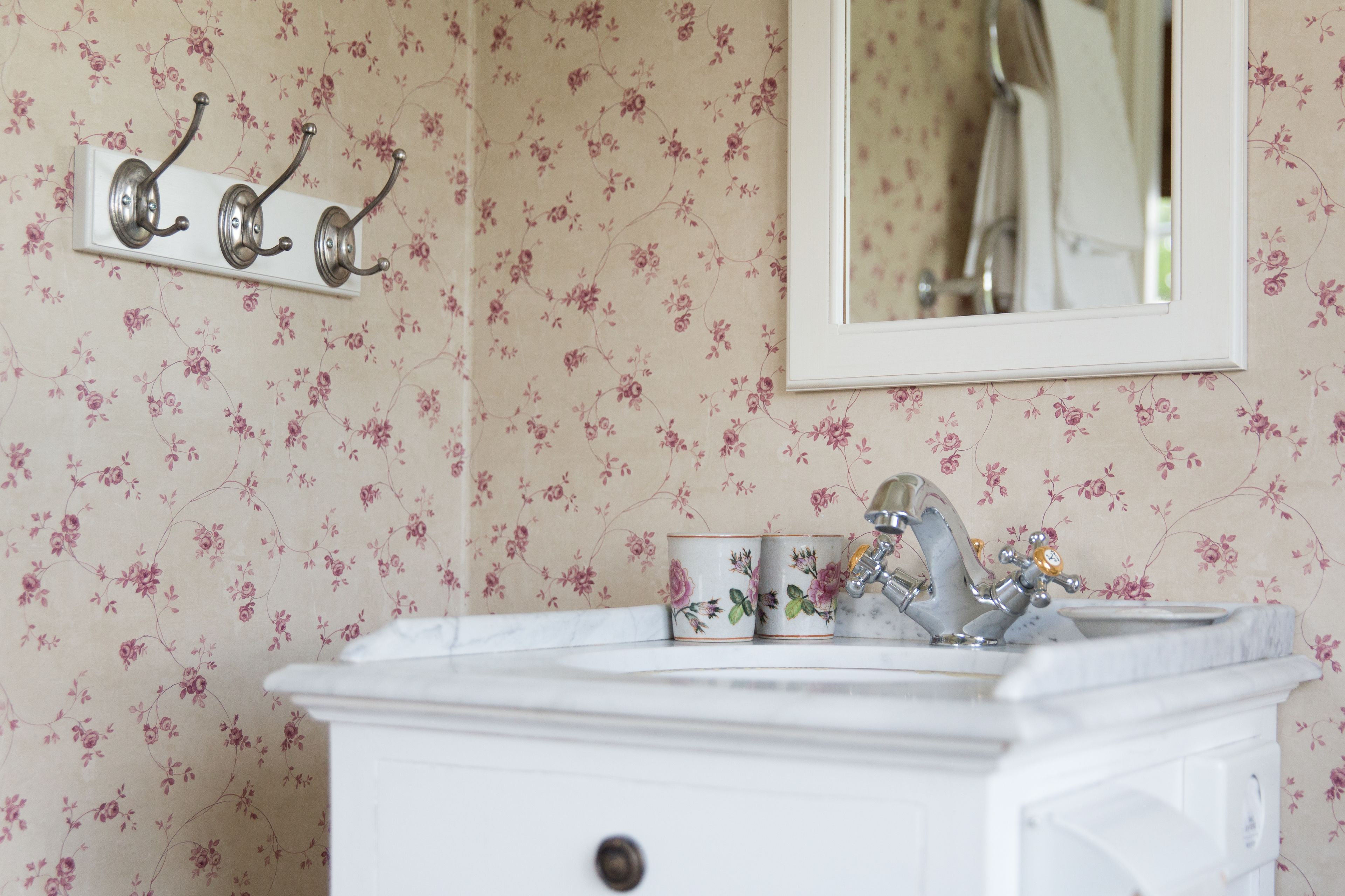 suite | bathroom sink