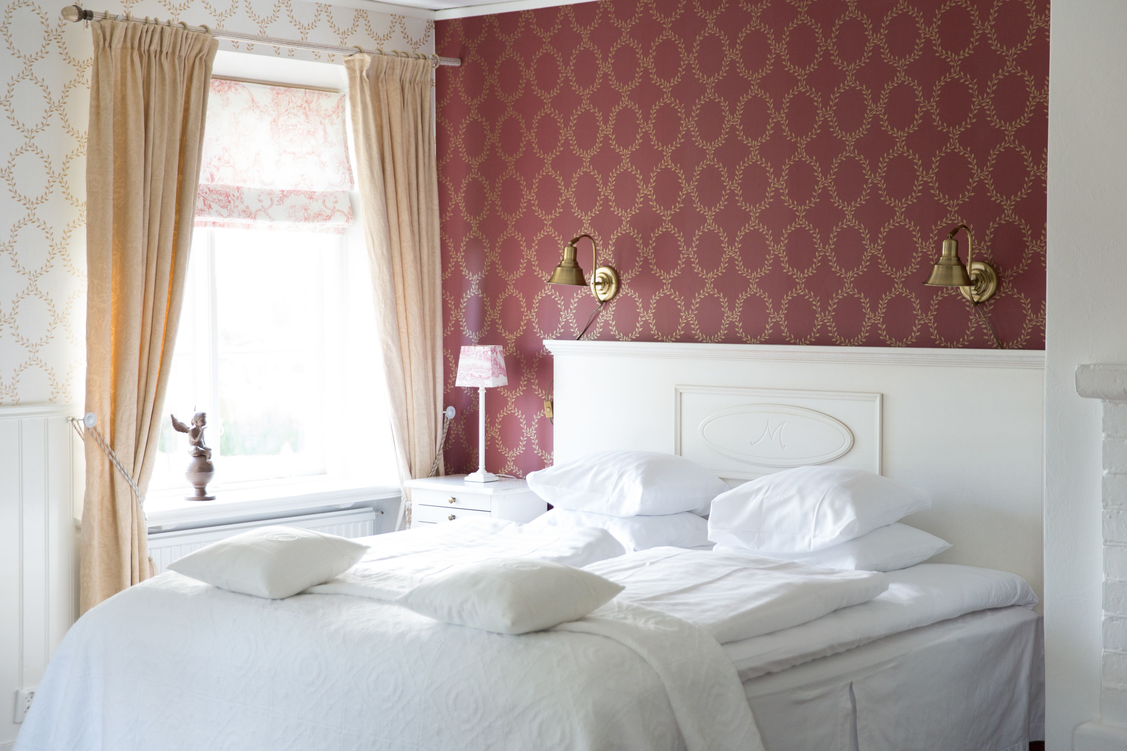 desk, rollaway beds, free wifi