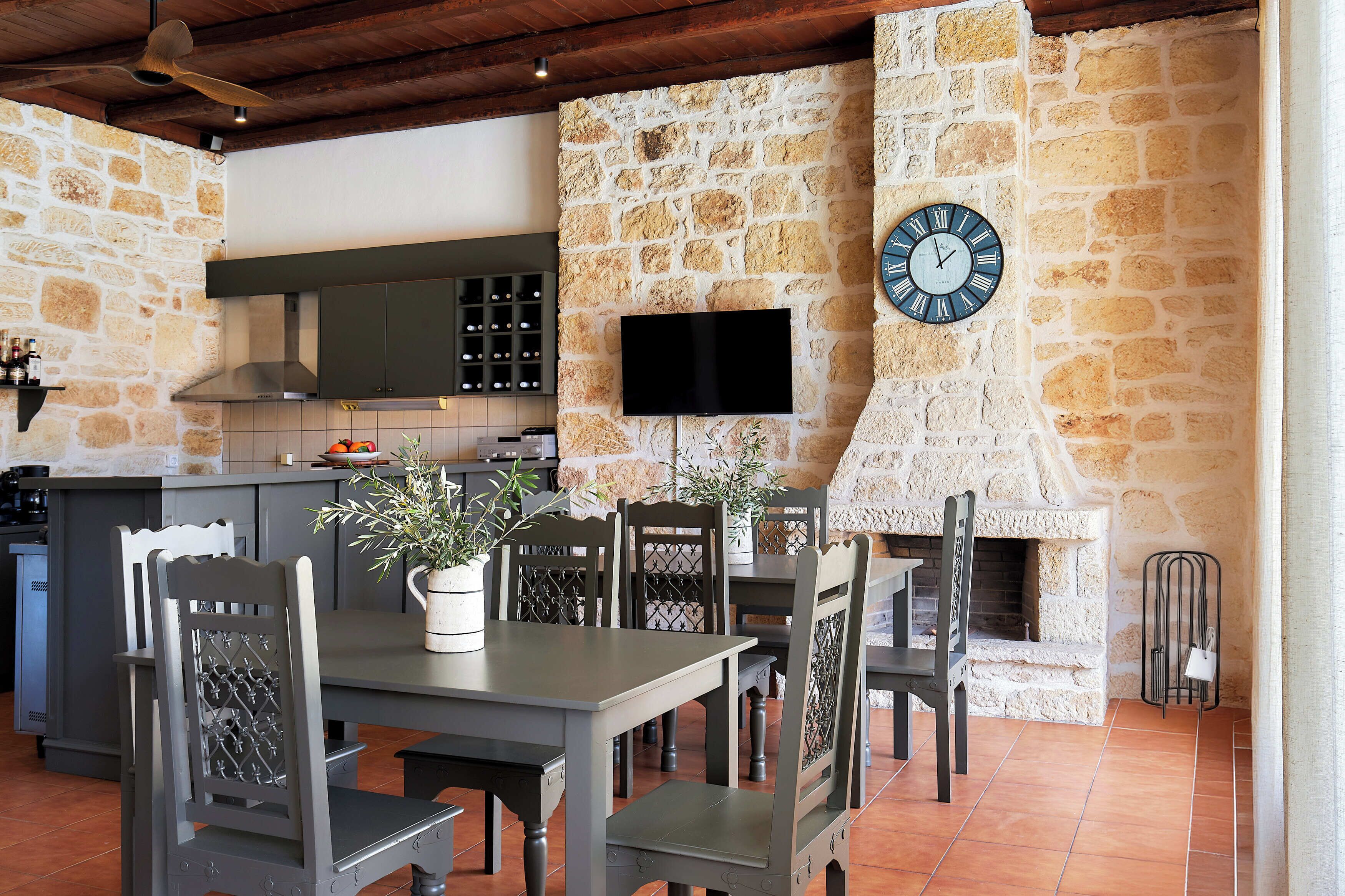 18 restaurants, breakfast, lunch, dinner served; Greek cuisine