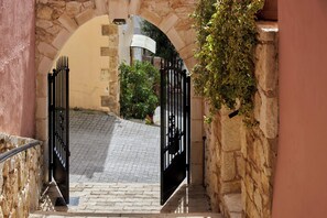 Sundeck - Petronikolis Traditional House (Archanes-Asterousia)