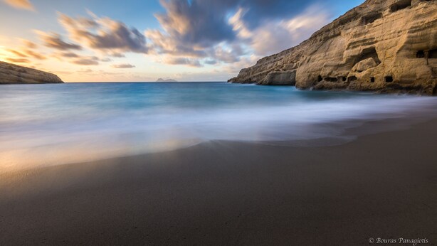 A beach with a rocky cliff and a clear sky. - Petronikolis Traditional House (Archanes-Asterousia)