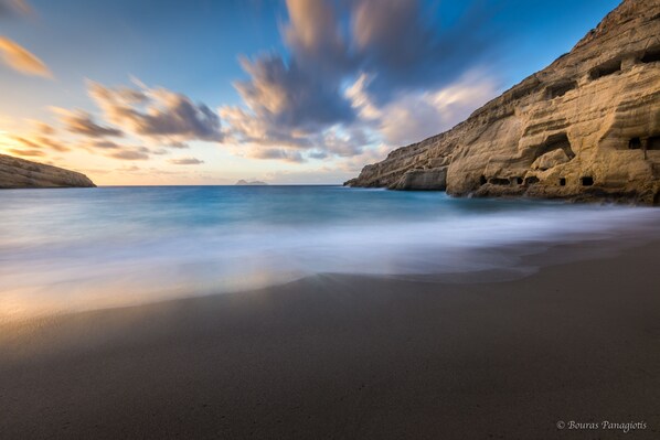 Beach cabanas, sun loungers - Petronikolis Traditional House (Archanes-Asterousia)
