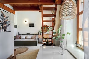 1 bedroom, Egyptian cotton sheets, premium bedding, down comforters