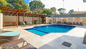 Outdoor pool, pool umbrellas, pool loungers - Laguna Plaza Hotel (Nucleo Bandeirante)