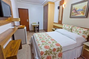 Minibar, in-room safe, desk, blackout curtains - Laguna Plaza Hotel (Nucleo Bandeirante)