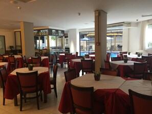 Breakfast, lunch and dinner served - Laguna Plaza Hotel (Nucleo Bandeirante)