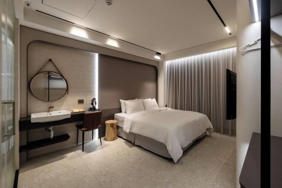 Chăn bông, minibar, bàn, khu vực làm việc phù hợp cho laptop 