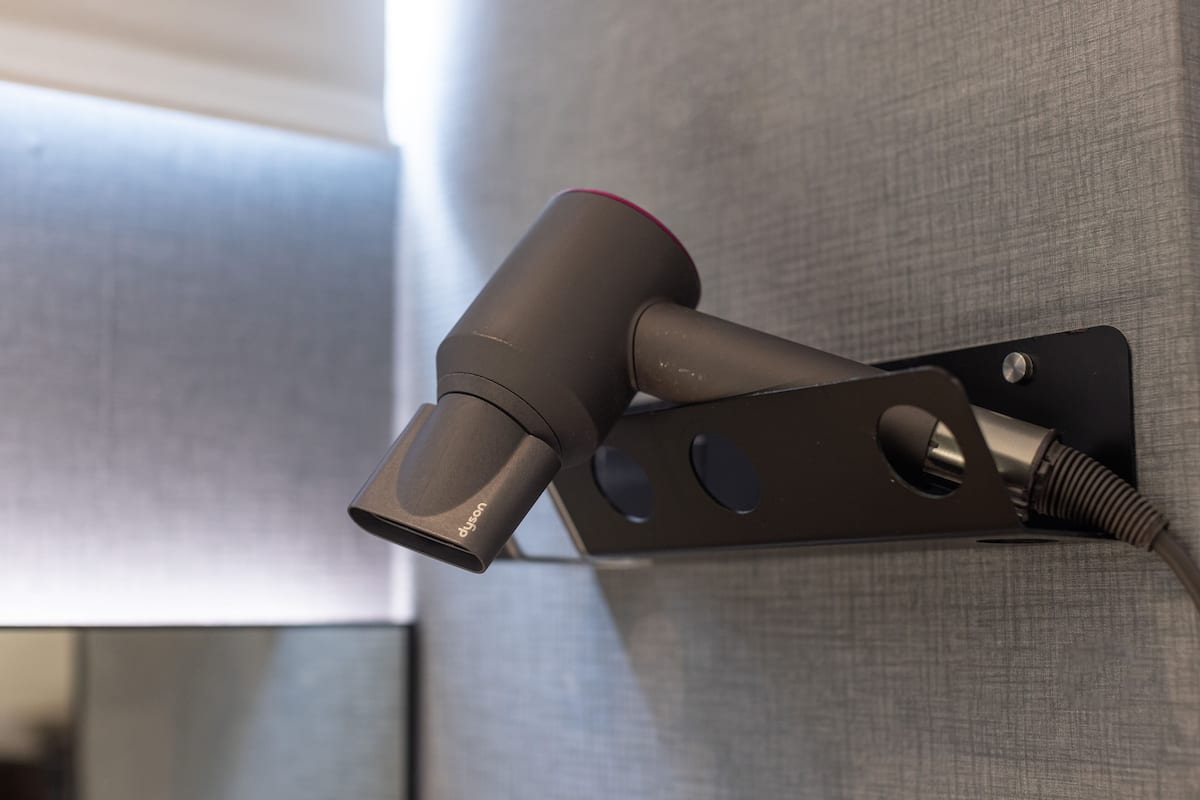 elite room, 1 bedroom | down duvets, minibar, individually decorated, desk