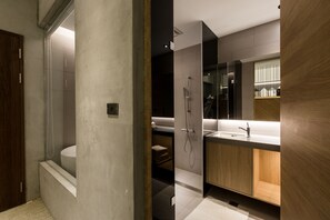 ห้องแฟมิลี่สำหรับสี่ท่าน, หลายเตียง | ห้องน้ำ | อ่างอาบน้ำและฝักบัวแยกจากกัน, เรนชาวเวอร์, ไดร์เป่าผม