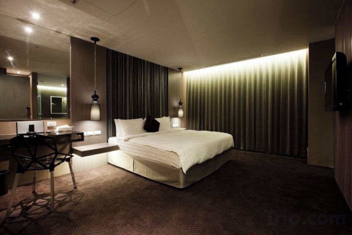 Selimut bulu angsa, minibar, meja kerja, dan ruang kerja ramah laptop
