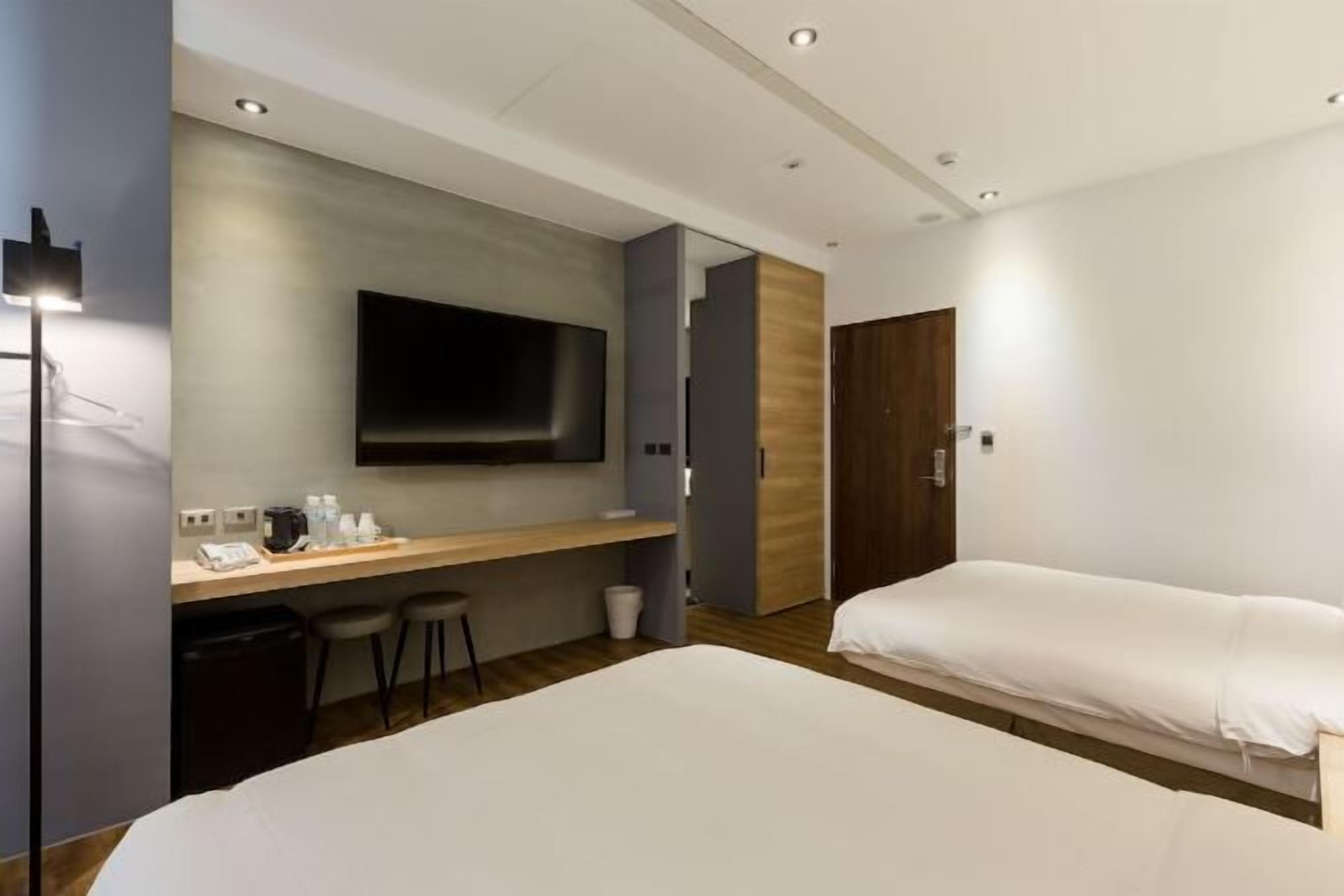 Down comforters, minibar, individually decorated, desk