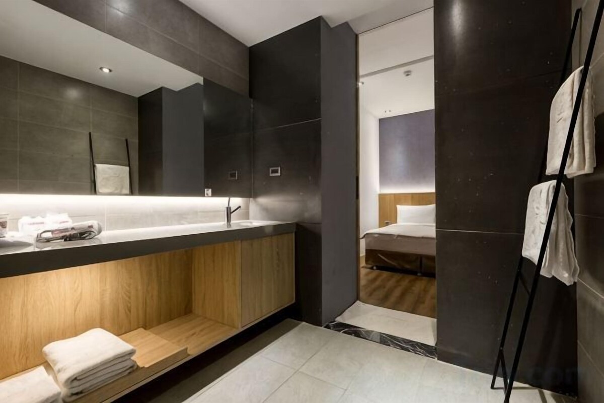 Kamar mandi | Bathtub dan shower terpisah, pancuran hujan,  dan pengering rambut