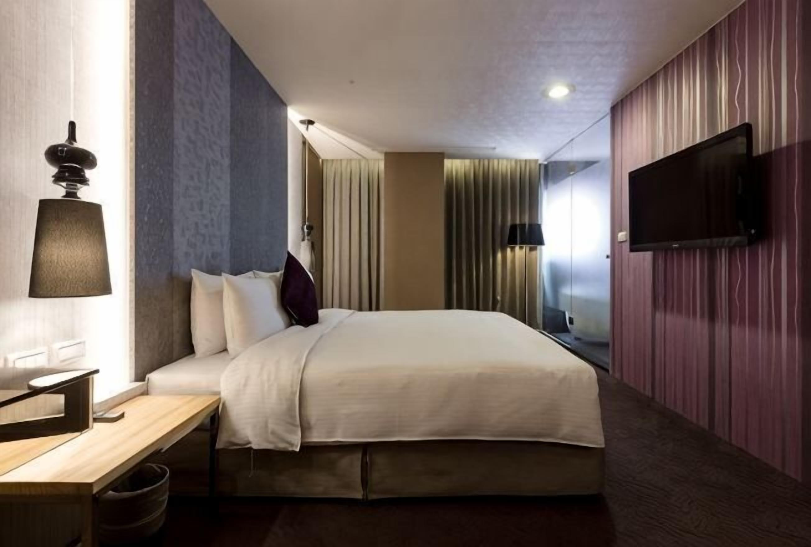 Down comforters, minibar, individually decorated, desk