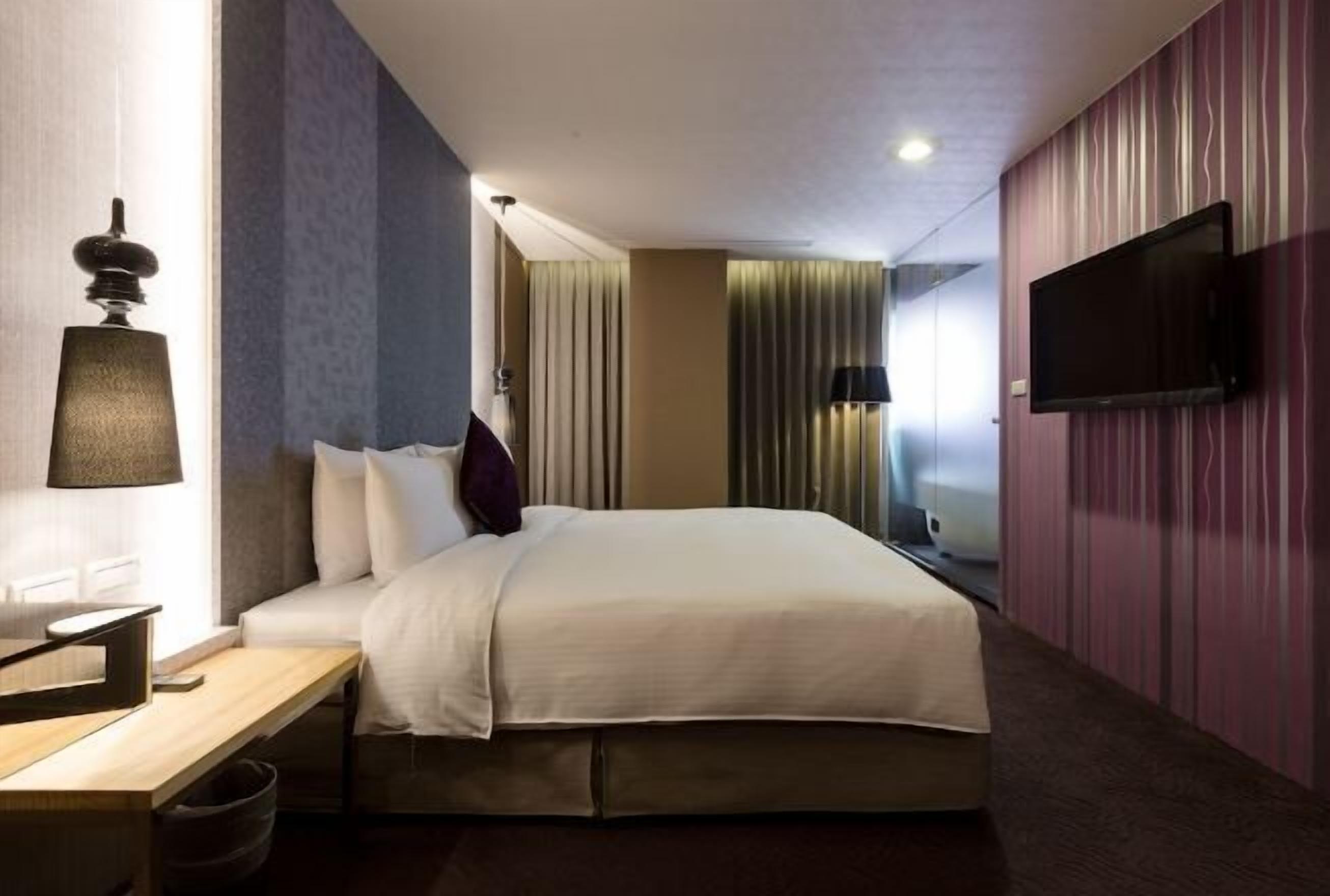 Down comforters, minibar, individually decorated, desk