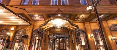 Majoituspaikan julkisivu illalla/yöllä