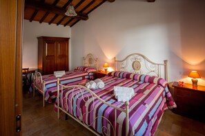 Comfort appartement, 2 slaapkamers, toegankelijk voor mindervaliden, uitzicht op tuin | 1 slaapkamer, Italiaanse Frette-lakens, donsdekens, een bureau