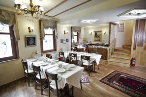 Petit déjeuner buffet (10 EUR par personne)