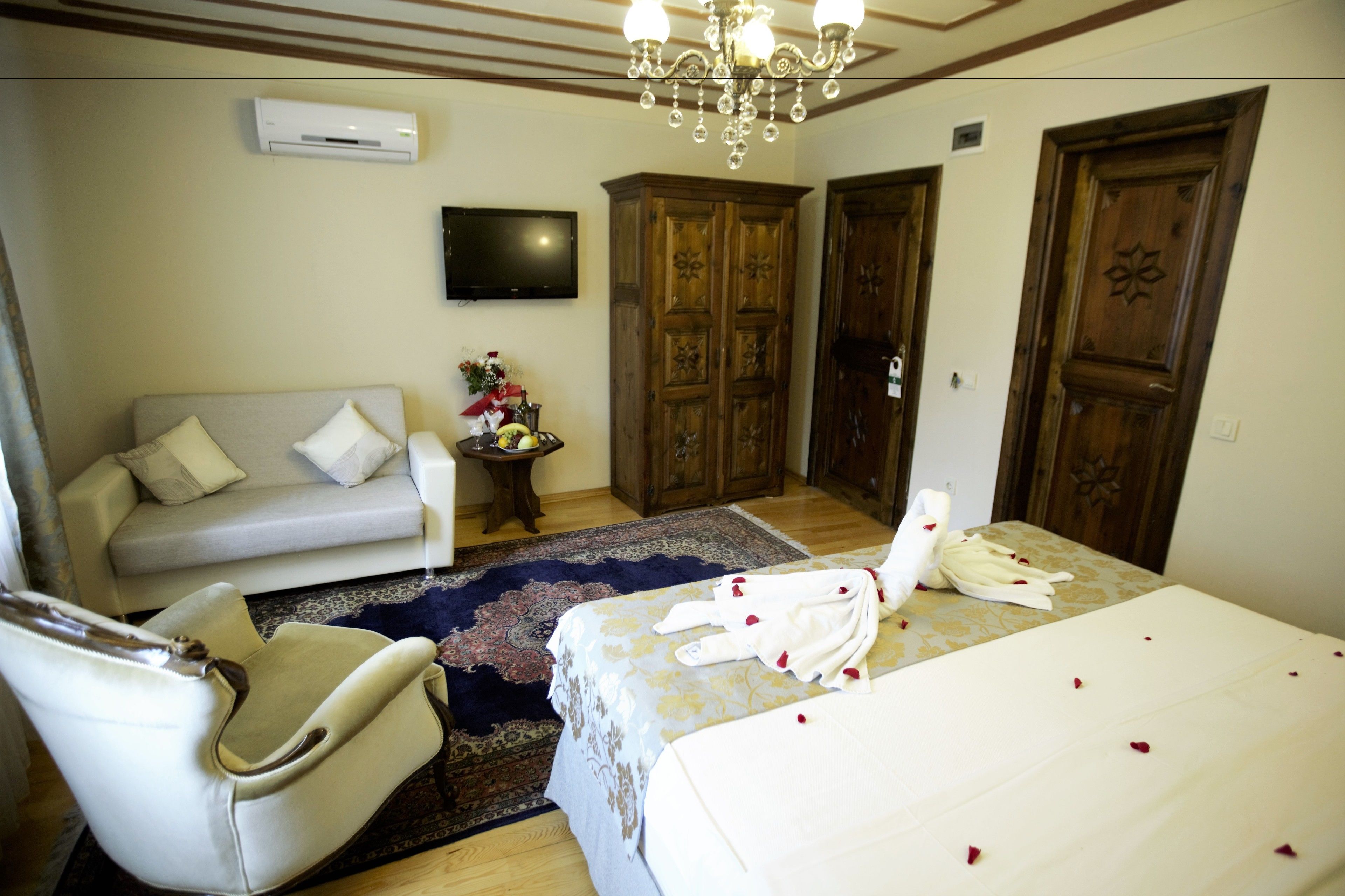 premium bedding, free minibar items, in-room safe, desk