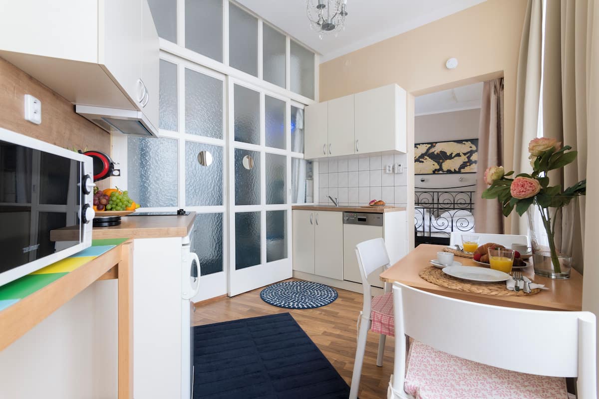 Apartemen Romantis, 1 kamar tidur, dapur, pemandangan halaman | Dapur pribadi | Lemari es besar, microwave, kompor, dan mesin pencuci piring