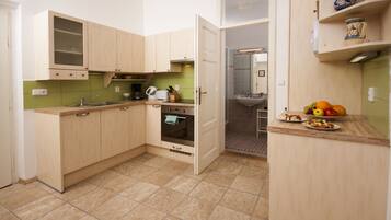 Apartamento Royal, 2 habitaciones, cocina, vistas al jardín | Cocina privada | Frigorífico grande, microondas, placa de cocina y lavavajillas