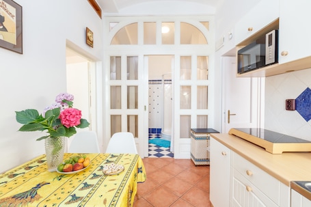 Refrigerador con freezer, microondas, placa de cocina, lavavajillas