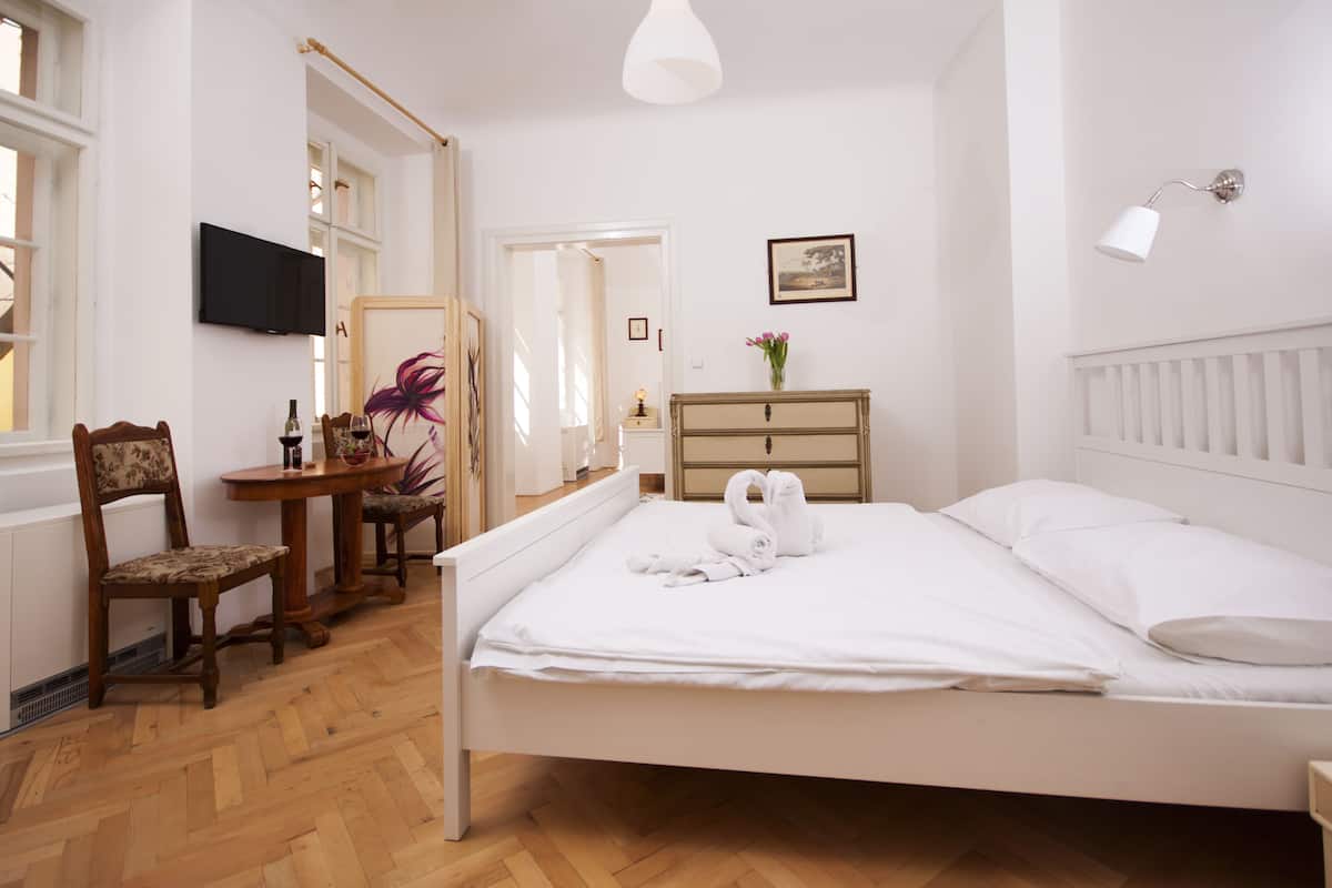 Apartemen Royal, 2 kamar tidur, dapur, pemandangan kebun | 1 kamar tidur, didekorasi berbeda-beda, dan meja kerja