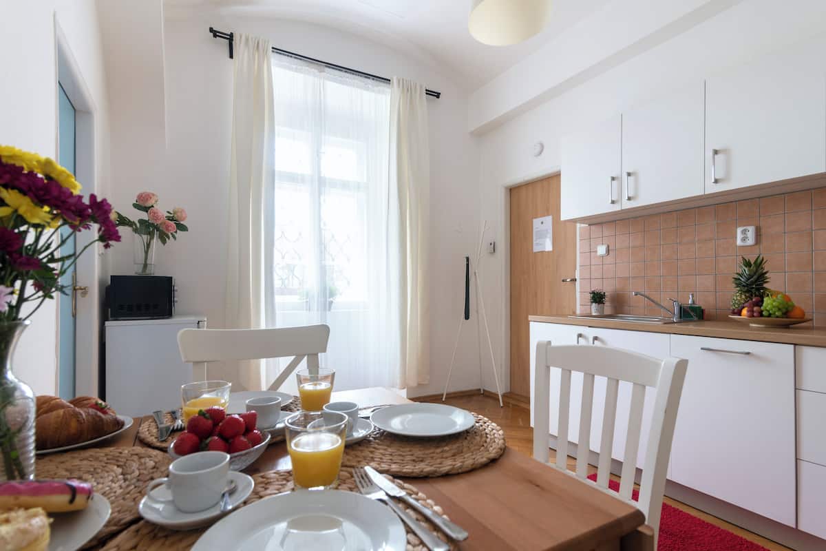 Apartemen Tradisional, 1 kamar tidur, dapur, lantai dasar | Dapur pribadi | Lemari es besar, microwave, kompor, dan mesin pencuci piring