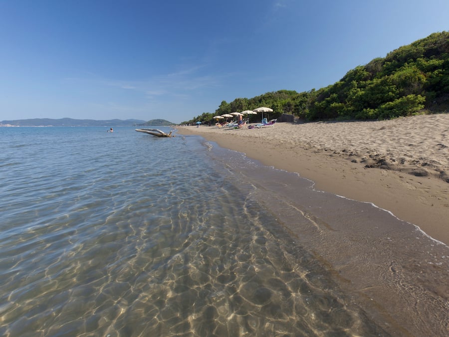 På stranden, liggestole, parasoller