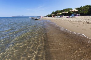 On the beach, sun loungers, beach umbrellas - Pineta Residence (Orbetello)