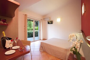 Double Room, Accessible, Kitchenette | In-room safe, desk, cribs/infant beds, rollaway beds