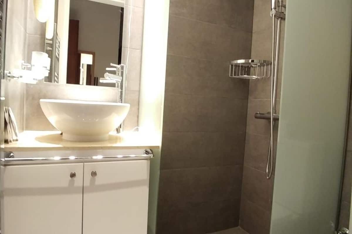 free toiletries, hair dryer