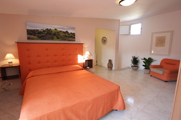 1 habitación, ropa de cama de alta calidad, escritorio y cunas