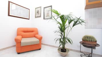 Habitación familiar, 2 habitaciones, vista a la ciudad | Sala de estar | Televisión de pantalla plana