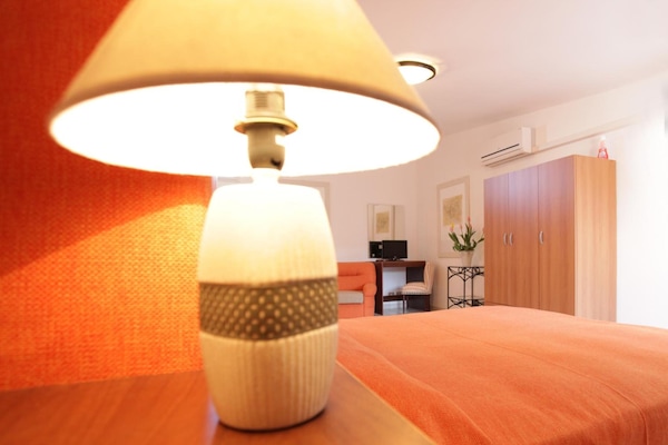 1 yatak odası, kaliteli yatak takımı, masa, beşik/çocuk yatağı