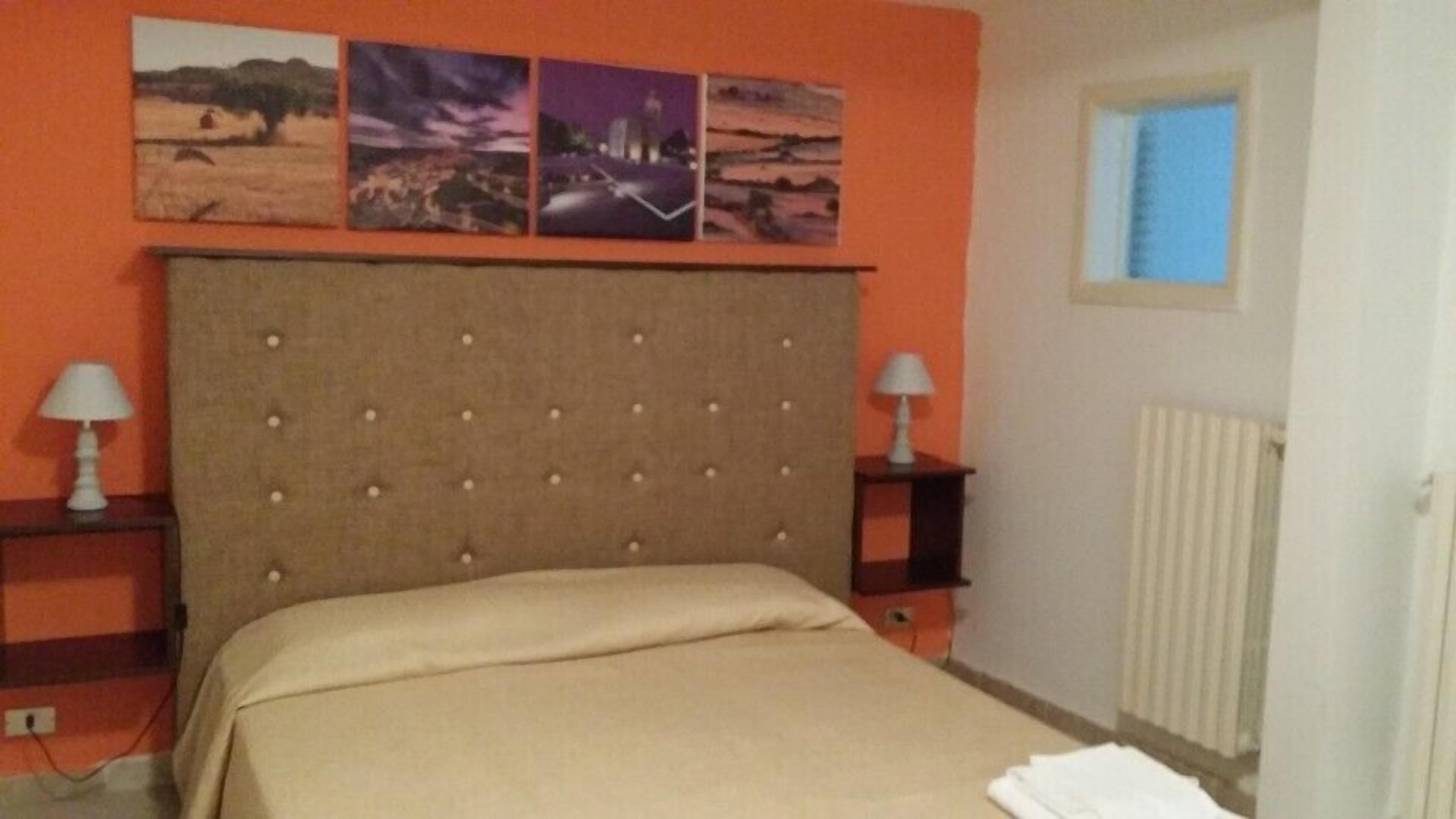 1 bedroom, premium bedding, desk, cots/infant beds