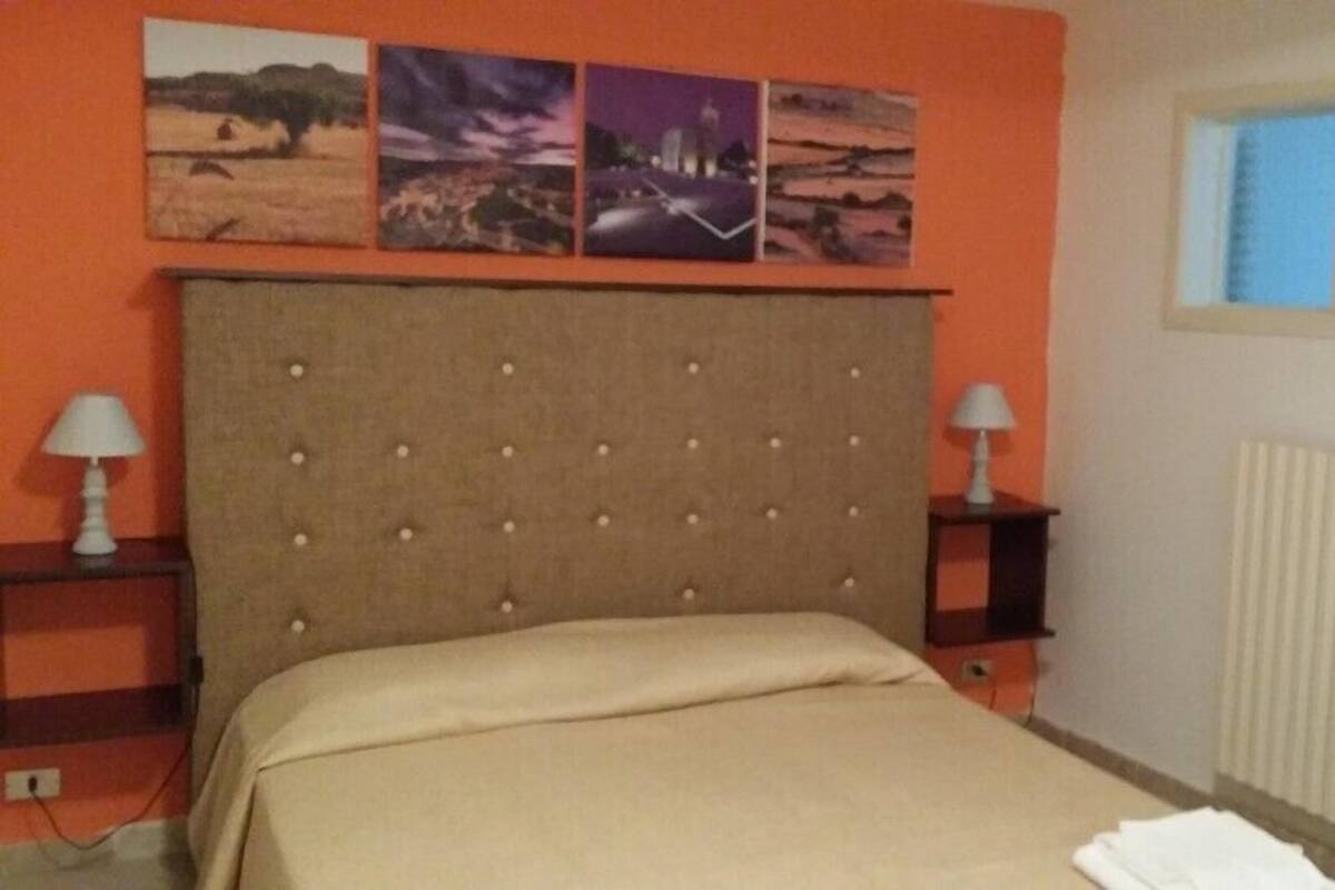 1 bedroom, premium bedding, desk, cots/infant beds