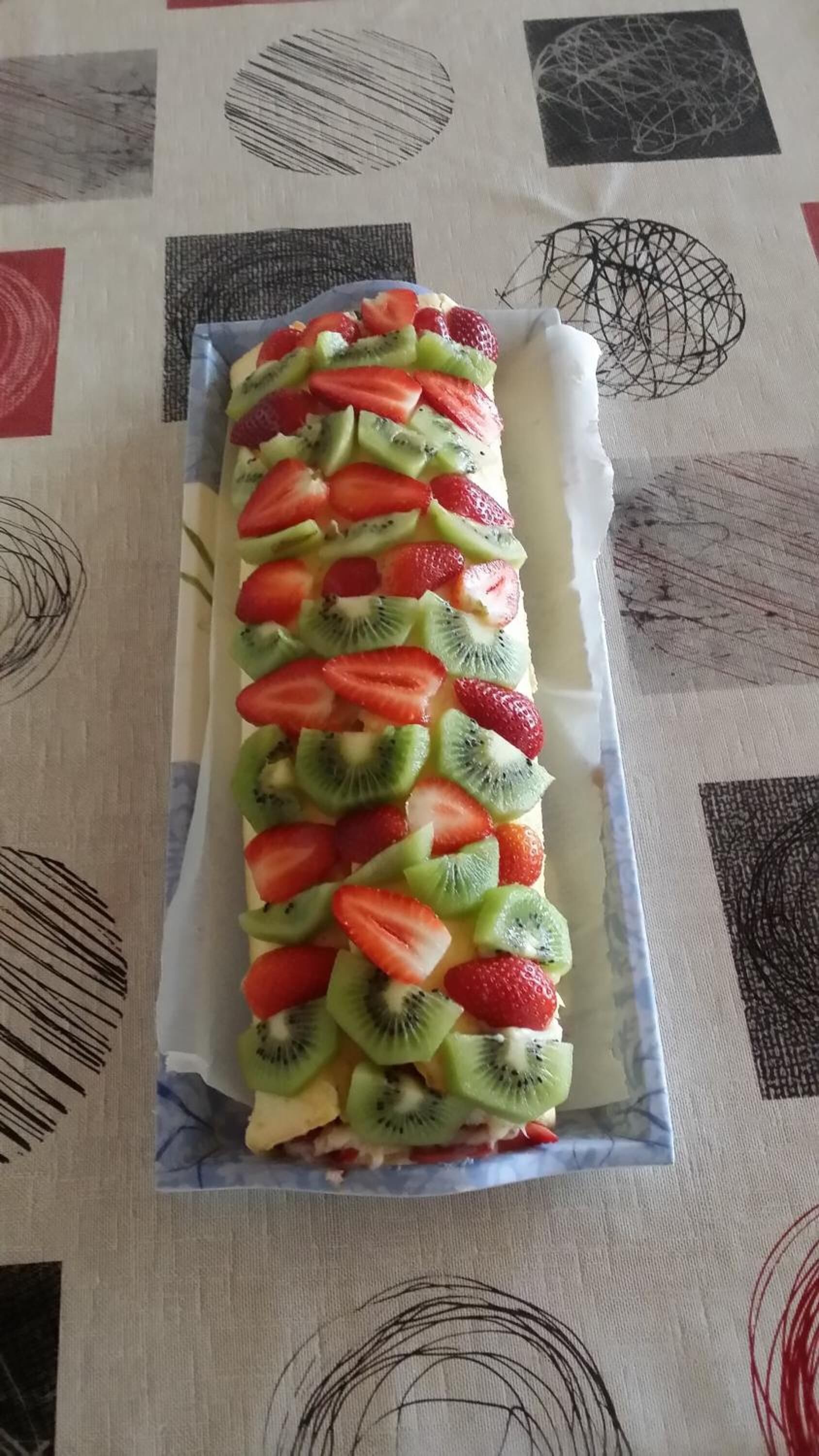 En dessert med frugt på en firkantet tallerken.
