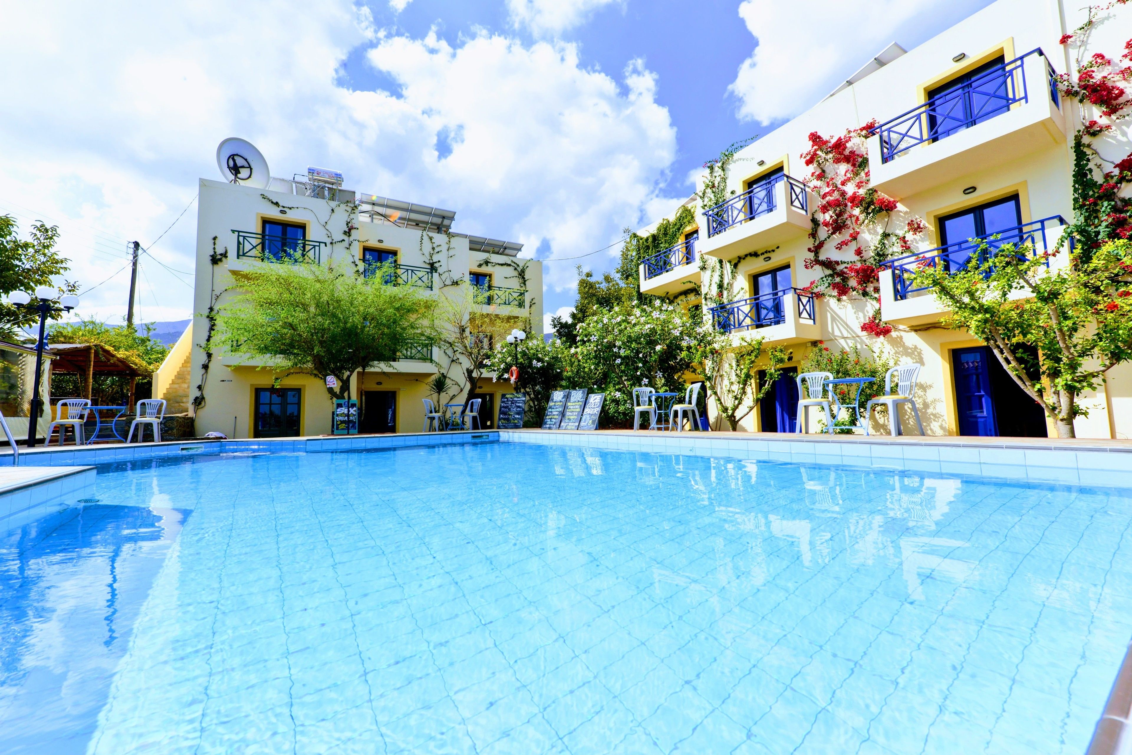 Een seizoensgebonden buitenzwembad en parasols bij het zwembad