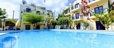 Piscine extérieure (ouverte en saison), parasols de plage
